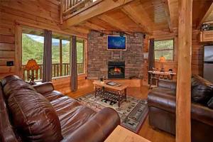 Posezení v ubytování Deer Crossing by Venture Smoky Mountains