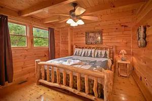 Postel nebo postele na pokoji v ubytování Deer Crossing by Venture Smoky Mountains