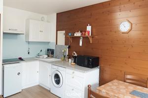 Kuchyň nebo kuchyňský kout v ubytování Appartement pour 4 personnes au pied des pistes