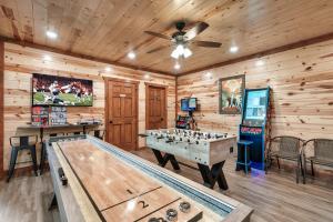 ein Raum mit einem Billardtisch und einem Videospiel in der Unterkunft Wink Bear Lodge by Venture Smoky Mountains in Gatlinburg + 58 Fotos
