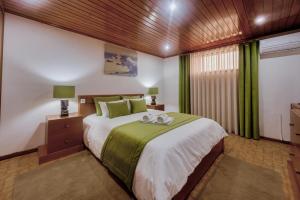 派瓦堡CASAL ESPINCHO - Castelo de Paiva, São Martinho de Sardoura的一间卧室，配有一张大床和一扇窗户。