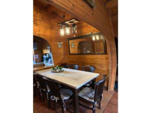 une salle à manger avec une table et des chaises dans l'établissement Holiday home with 3 bedrooms, à Sankt-Andreasberg