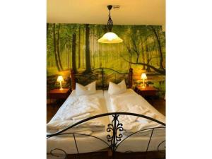 une chambre avec un lit avec un tableau sur le mur dans l'établissement Holiday home with 3 bedrooms, à Sankt-Andreasberg