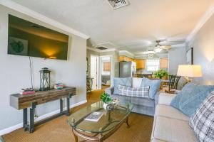 Χώρος καθιστικού στο Steps to Shore Cozy Condo in Fort Myers Beach! +23 φωτογραφίες