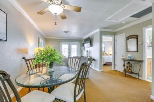 Χώρος καθιστικού στο Steps to Shore Cozy Condo in Fort Myers Beach!