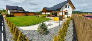 KrzyżowaRajderówka 2的后院设有房屋和围栏