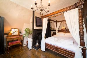 1 dormitorio con cama con dosel y espejo en Trembling Madness Apartments, en York 44 fotos más