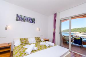 Un dormitorio con una cama con vista al mar. en Apartments Juka, en Milna
