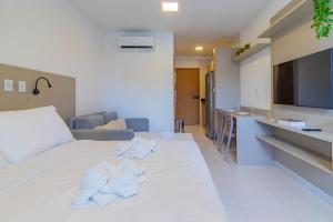 ein Hotelzimmer mit einem Bett mit Handtüchern darauf in der Unterkunft Malia Beach #D105 - Muro Alto por Carpediem in Ipojuca