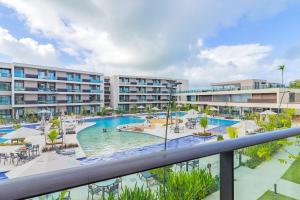 Blick auf einen Swimmingpool in einem Resort in der Unterkunft Malia Beach #D105 - Muro Alto por Carpediem in Ipojuca
