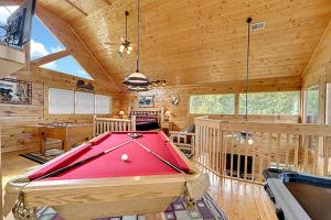 Habitación con mesa de billar en una cabaña en Eagles Nest by Venture Smoky Mountains, en Sevierville