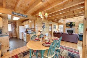 Una cocina y un comedor con mesa y sillas. en Eagles Nest by Venture Smoky Mountains, en Sevierville 12 fotos más