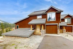 una gran casa de madera con garaje en The Antlers 401, en Winter Park