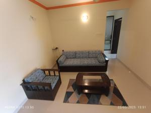 Sala de estar con 2 camas y mesa de centro en Comfy 2BHK Pool facing Full Aircon Apt in Candolim, en Candolim