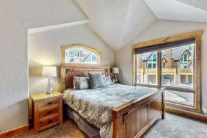 Un dormitorio con una cama grande y una ventana. en The Antlers 401, en Winter Park