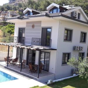 ギョジェクにあるVilla Kayaのプールと家のあるヴィラ