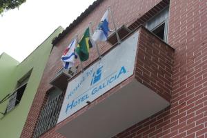 um sinal para uma garagem de hotel num edifício de tijolos em Hostel by Hotel Galicia no Rio de Janeiro