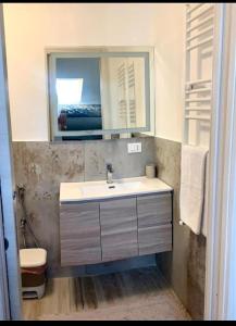 une salle de bain avec un lavabo et un miroir dans l'établissement Dimora Storica, à Milan 16 autres photos