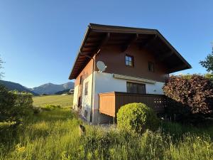 Lisl's & Gretl's Alpen Chalet - 10 Min zur Piste في سالفلدن ام ستينه مير: منزل في وسط الميدان