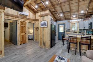 Φωτογραφία από το άλμπουμ του Less Than 1 Mi to Devils Fork Recreation Area Cozy Cabin! σε Greers Ferry