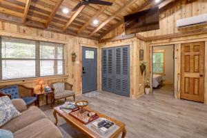 Φωτογραφία από το άλμπουμ του Less Than 1 Mi to Devils Fork Recreation Area Cozy Cabin! σε Greers Ferry