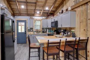 Φωτογραφία από το άλμπουμ του Less Than 1 Mi to Devils Fork Recreation Area Cozy Cabin! σε Greers Ferry