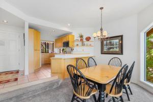 Η κουζίνα ή μικρή κουζίνα στο Snowcap Escape at Mount Bachelor Village Resort with Pool and Hot Tub