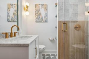 Bilik mandi di Beautiful Renovated Apartment One Block from King +5 gambar