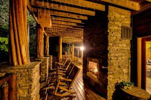 een terras met open haard op een blokhut bij Hidden Haven by Venture Smoky Mountains in Gatlinburg