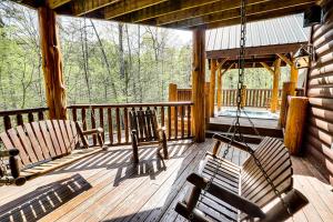 een veranda met 2 stoelen en een schommel bij Hidden Haven by Venture Smoky Mountains in Gatlinburg +71 foto's