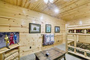 een blokhut met een tafel en een tv bij Hidden Haven by Venture Smoky Mountains in Gatlinburg