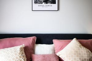 a group of pillows on a couch with a picture on the wall at Flussblick am Töpferberg 5 in Bad Schwartau