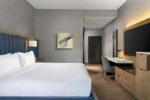 Postel nebo postele na pokoji v ubytování Doubletree By Hilton West Kelowna