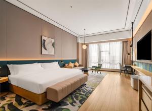 Μια τηλεόραση ή/και κέντρο ψυχαγωγίας στο Hilton Garden Inn Fenyang Yulongwan