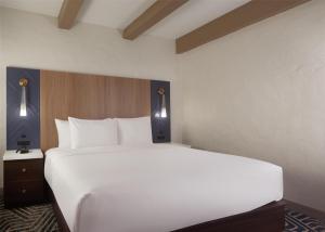 Hotel Royer Urbana Champaign, Tapestry Collection by Hilton客房内的一张或多张床位