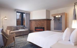 Hotel Royer Urbana Champaign, Tapestry Collection by Hilton客房内的一张或多张床位
