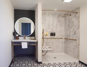 Hotel Royer Urbana Champaign, Tapestry Collection by Hilton的一间浴室