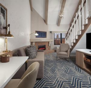 Hotel Royer Urbana Champaign, Tapestry Collection by Hilton的休息区