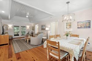 ein Esszimmer und ein Wohnzimmer mit Tisch und Stühlen in der Unterkunft 1016 Sparrow Pond Cottage by Akers Ellis Rentals in Kiawah Island