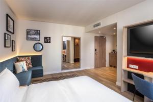 Hampton By Hilton Potsdam Babelsberg的电视和/或娱乐中心
