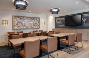 Hampton By Hilton Potsdam Babelsberg的电视和/或娱乐中心
