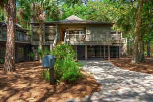ein großes Haus mit einer Veranda und einer Terrasse in der Unterkunft 1016 Sparrow Pond Cottage by Akers Ellis Rentals in Kiawah Island