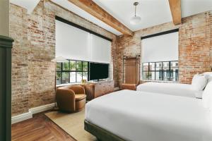 The Hotel Monroe, Tapestry Collection By Hilton客房内的一张或多张床位