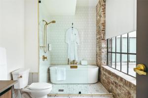 The Hotel Monroe, Tapestry Collection By Hilton的一间浴室