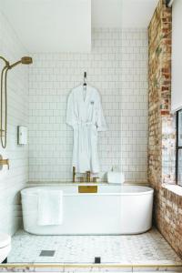 The Hotel Monroe, Tapestry Collection By Hilton的一间浴室