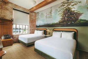The Hotel Monroe, Tapestry Collection By Hilton客房内的一张或多张床位