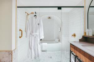 The Hotel Monroe, Tapestry Collection By Hilton的一间浴室