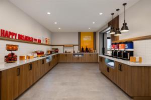 una grande cucina con armadi in legno in un ristorante di Hampton Inn By Hilton Wichita Falls North a Wichita Falls