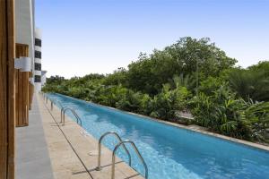 The Rif At Mangrove Beach Corendon Curacao All-Inclusive, Curio by Hilton tesisinde veya buraya yakın yüzme havuzu