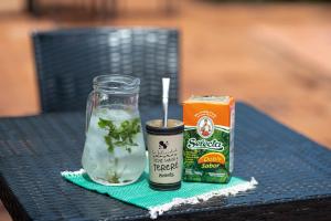 a table with a jar of water and a can of drink at Encanto Rural in Bella Vista